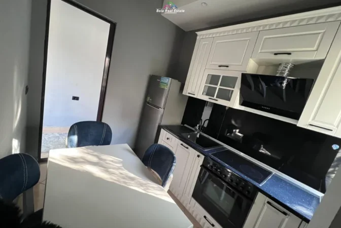 Tirane, jepet me qera Vile 3+1 Kati 1, 100 m² 470 € (prane Shkolles Sarina)