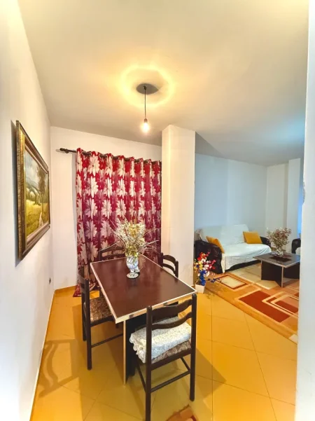 Tirane, jepet me qera apartament 1+1+Ballkon Kati 3, 60 m² 450 € (Rruga Studenti/Inxh.Ndertimit)