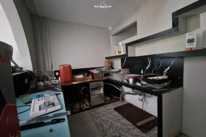 Tirane, jepet me qera lokal Kati 0, 170 m² 800 € (prane kompleksit Mateo)