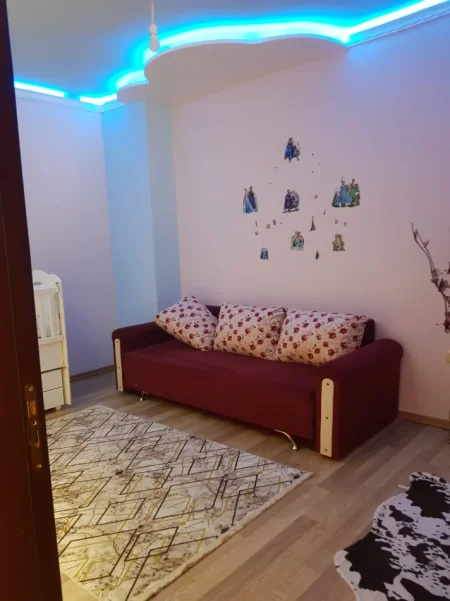 Tirane, jepet me qera apartament 2+1 Kati 4, Mobiluar, Çmimi 45.000 Lekë të Reja, (Rruga Besim Alla, në Misto Mame, Tiranë)