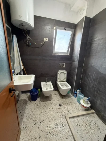 Tirane, jepet me qera apartament 2+1 Kati 1, 80 m² 500 € (Rruga Tom Plezha)
