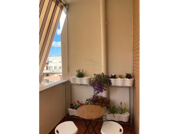 Tirane, jepet me qera apartament 2+1 Kati 4, 98 m² 900 € (Komuna e Parisit)