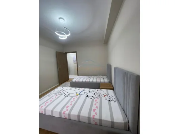Tirane, jepet me qera apartament 2+1 Kati 4, 98 m² 900 € (Komuna e Parisit)