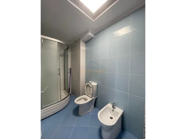 Tirane, jepet me qera apartament 2+1 Kati 4, 98 m² 900 € (Komuna e Parisit)