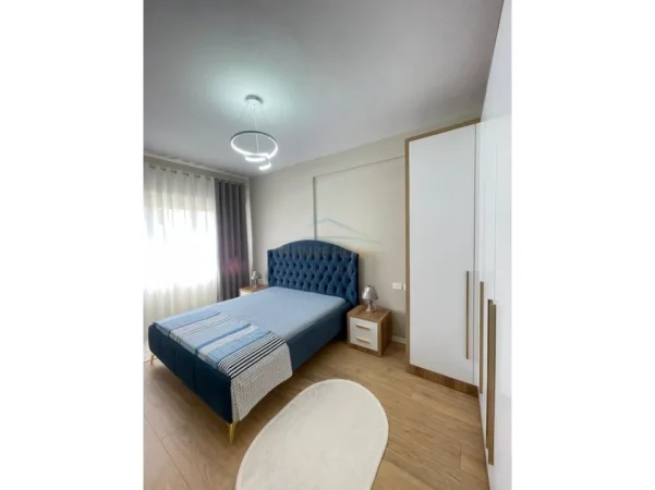 Tirane, jepet me qera apartament 2+1 Kati 4, 98 m² 900 € (Komuna e Parisit)