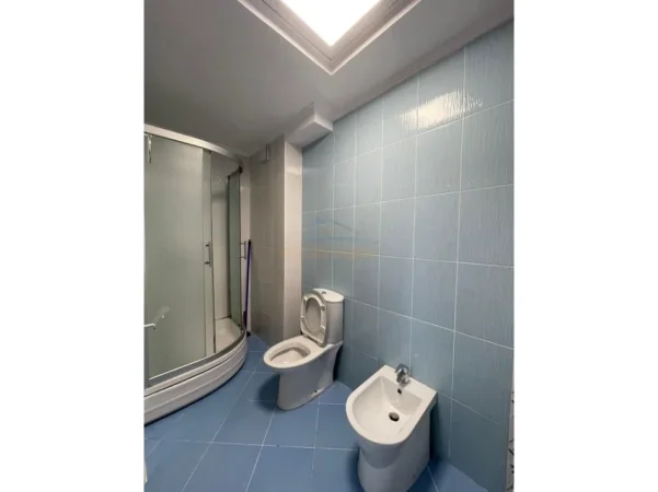 Tirane, jepet me qera apartament 2+1 Kati 4, 98 m² 900 € (KOMUNA E PARISIT)