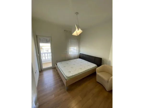 Tirane, jepet me qera apartament 3 Katshe Kati 0, 251 m² 2.500 € (teg)