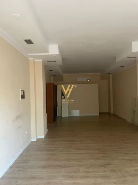 Tirane, jepet me qera dyqan Kati 0, 70 m² 720 € (ISH EKSPOZITA)