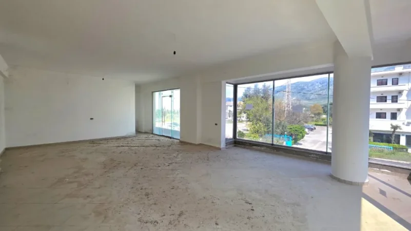 Radhime - Orikum, shitet ambjent biznesi Kati 2, 165 m² 189.800 € (Orikum, Vlore)