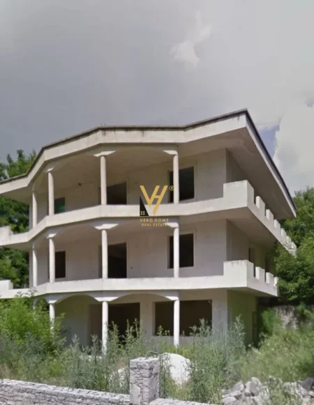 Elbasan, shitet Vile 3 Katshe , 600 m² 260.000 € (ELBASAN)