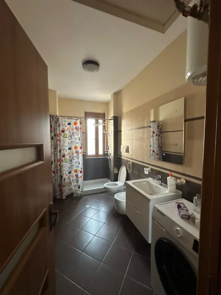 Tirane, jepet me qera apartament 2+1 , 100 m² 650 € (Tek Prokuroria (Brrakë))