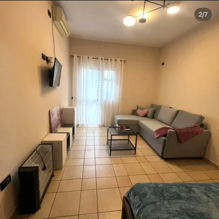 🏡 JEPET ME QERA APARTAMENT 1+1 TEK RRUGA E KAVAJES (PRANË PARKUT) PERFEKT PER 2 GOCA OSE CIFT,  500 Euro