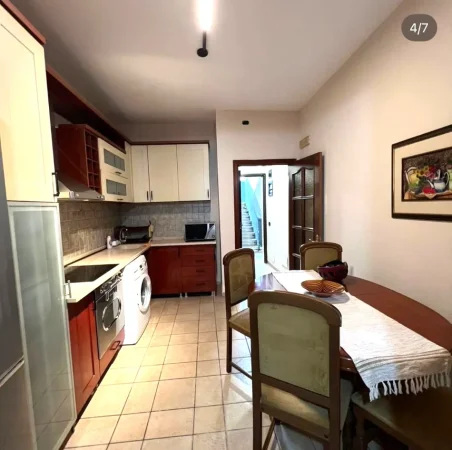 🏡 JEPET ME QERA APARTAMENT 1+1 TEK RRUGA E KAVAJES (PRANË PARKUT) PERFEKT PER 2 GOCA OSE CIFT,  500 Euro