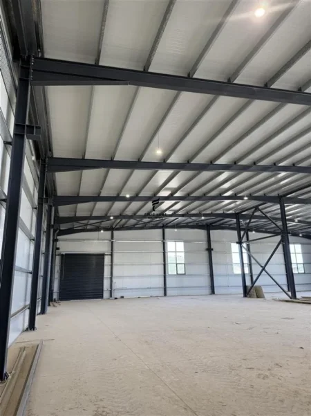 Tirane, jepet me qera magazine Kati 0, 3.600 m² 4.000 € (VAQARR)