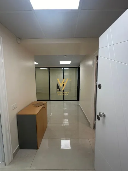Tirane, jepet me qera zyre Kati 2, 122 m² 2.000 € (RRUGA E ELBASANIT)