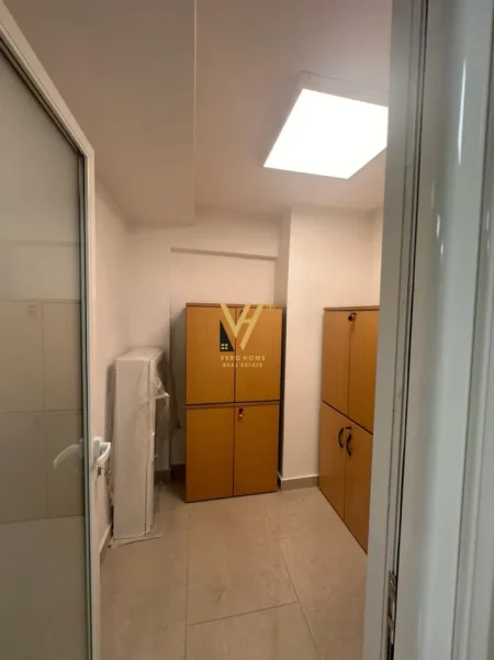 Tirane, jepet me qera zyre Kati 2, 122 m² 2.000 € (RRUGA E ELBASANIT)