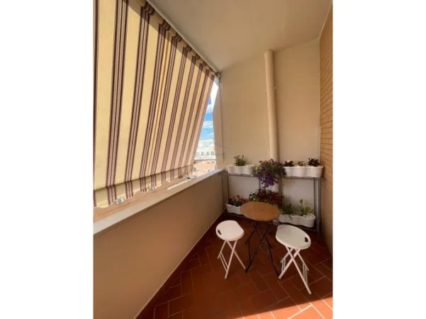 Tirane, jepet me qera apartament 2+1+2 Kati 4, 98 m² 900 € (KOMUNA E PARISIT , Tek Kristal Center)