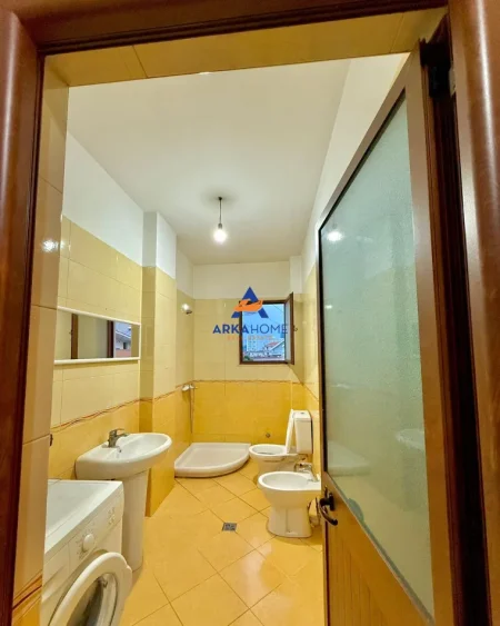 Tirane, jepet me qera apartament 1+1+Ballkon Kati 3, 80 m² 472 € 