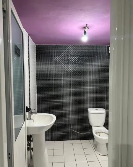 Tirane, shitet lokal Kati 0, 52 m² 135.000 € (200m nga rrethi Astirit)