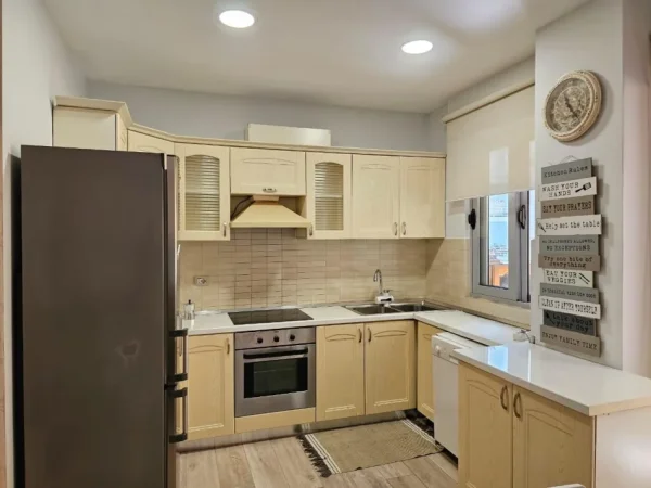 Tirane, jepet me qera apartament 2+1 Kati 3, 120 m² 800 € (Liqeni I Thate)