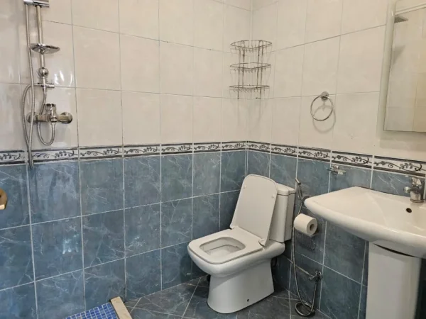 Tirane, jepet me qera apartament 2+1 Kati 3, 120 m² 800 € (Liqeni I Thate)