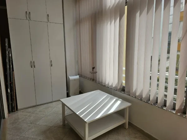 Tirane, jepet me qera apartament 1+1 Kati 3, 120 m² 800 € (LIQENI I THATE)
