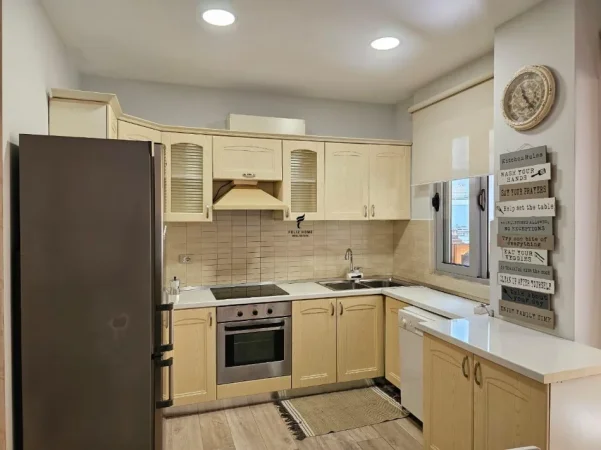 Tirane, jepet me qera apartament 1+1 Kati 3, 120 m² 800 € (LIQENI I THATE)