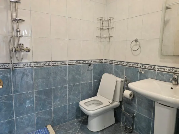 Tirane, jepet me qera apartament 1+1 Kati 3, 120 m² 800 € (LIQENI I THATE)