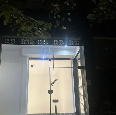 Tirane, jepet me qera dyqan Kati 0, 45 m² 600 € (BRRYLI)