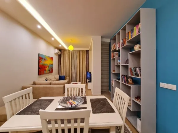 Tirane, jepet me qera apartament 1+1+Ballkon Kati 7, 700 € (Komuna e Parisit)