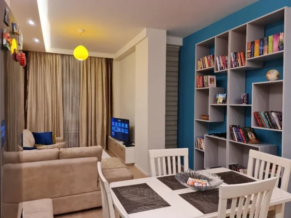 Tirane, jepet me qera apartament 1+1+Ballkon Kati 7, 700 € (Komuna e Parisit)