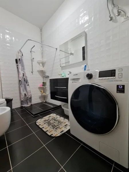 Tirane, jepet me qera apartament 1+1+Ballkon Kati 7, 700 € (Komuna e Parisit)