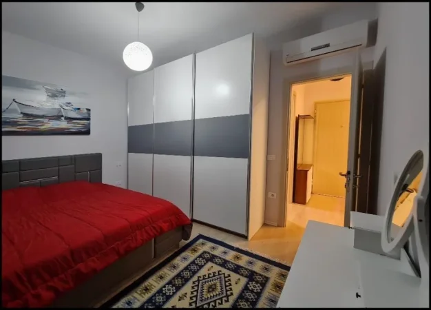 Tirane, jepet me qera apartament 1+1+Ballkon Kati 7, 700 € (Komuna e Parisit)