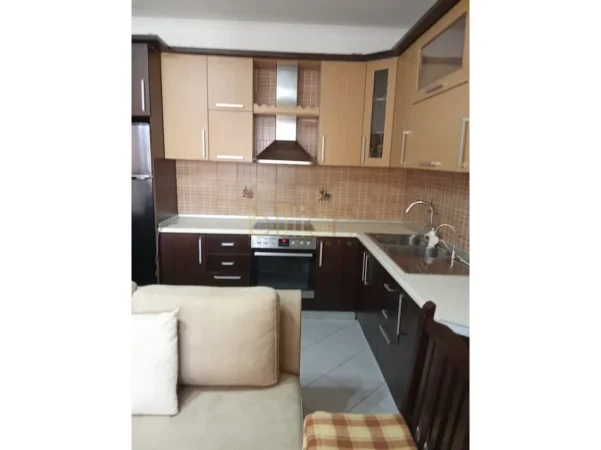 Tirane, jepet me qera apartament 2+1 Kati 6, 80 m² 450 € (Yzberisht)