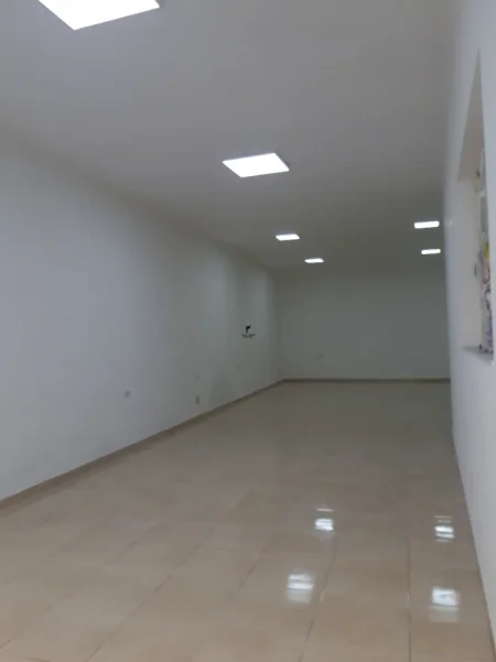 Tirane, jepet me qera dyqan Kati 0, 100 m² 1.000 € (RRUGA BARDHYL)