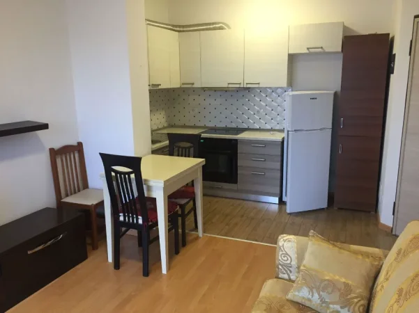 Tirane, jepet me qera apartament 1+1 Kati 6, 55 m² 500 € (Xhamlliku)