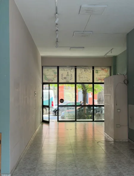 Tirane, jepet me qera dyqan Kati 0, 82 m² 800 € (https://maps.app.goo.gl/apbBCydcvJCDsqxi8?g_st=ic)