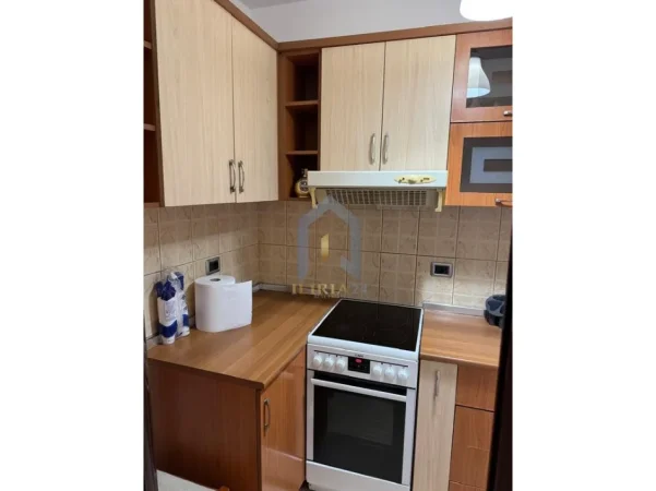 Tirane, jap me qera apartament 1+1+Ballkon Kati 5, 64 m² 400 € (Apartament 1+1 me qira ne "Kinostudio")