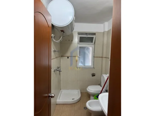 Tirane, jap me qera apartament 1+1+Ballkon Kati 5, 64 m² 400 € (Apartament 1+1 me qira ne "Kinostudio")