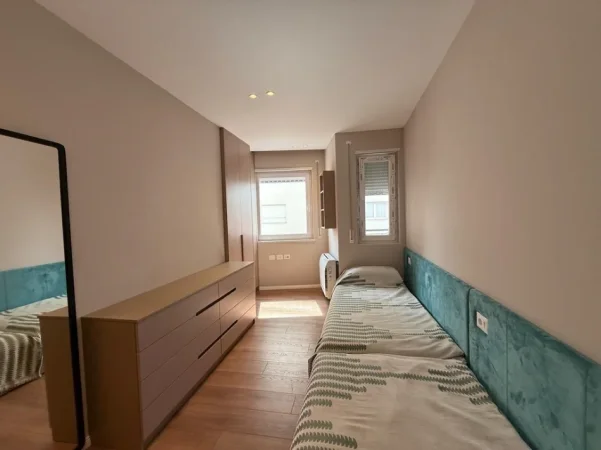 Tirane, shitet apartament 2+1+Ballkon Kati 5, 89 m² 275.000 € (Qender)