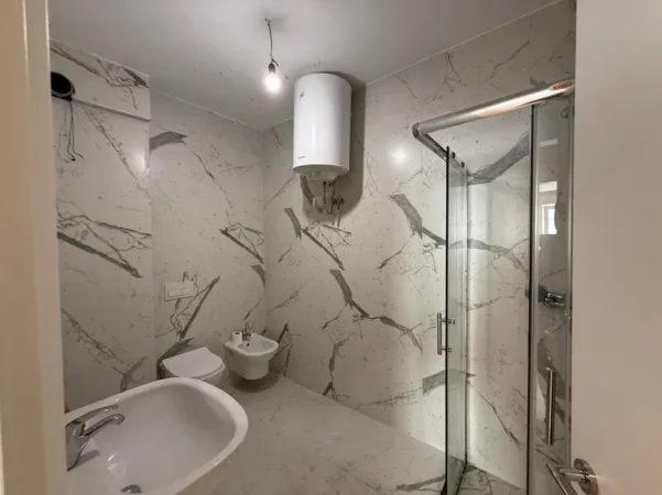 Tirane, shitet apartament 2+1+Ballkon Kati 5, 89 m² 275.000 € (Qender)