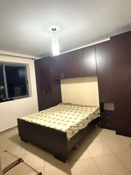 Tirane, jepet me qera apartament 1+1 Kati 3, 55 m² 350 € (Rrethi i Shkozes)