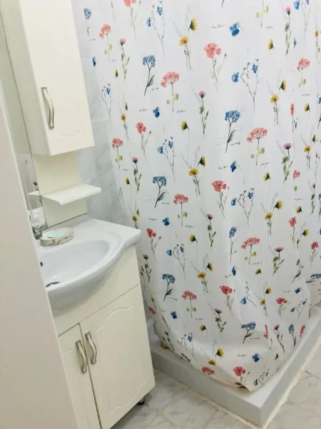 Tirane, jepet me qera apartament 1+1+Ballkon Kati 2, 65 m² 470 €