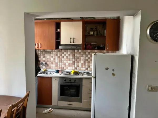 Tirane, jepet me qera apartament 1+1 Kati 3, 55 m² 350 € (Rrethi i Shkozes)