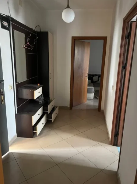 Tirane, jepet me qera apartament 1+1 Kati 3, 55 m² 350 € (Rrethi i Shkozes)