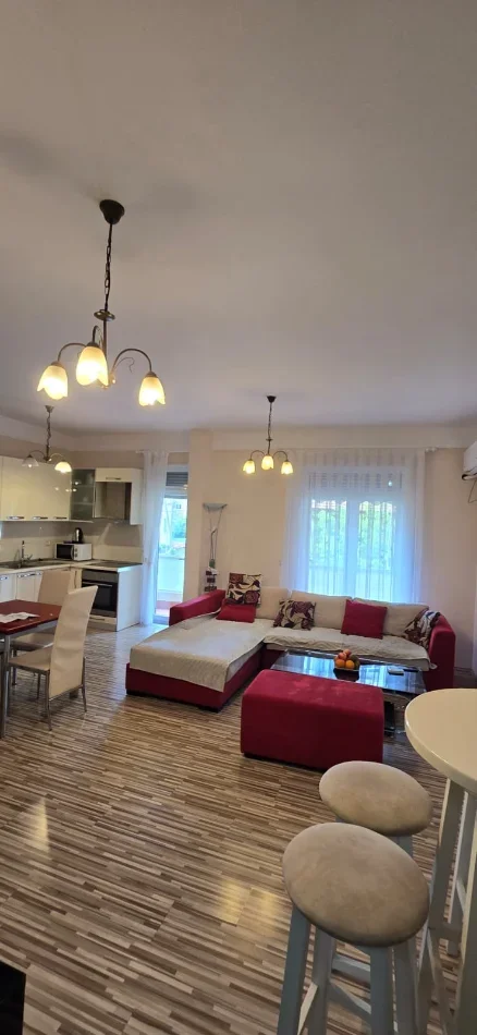 Tirane, jepet me qera 2+1 Kati 2, 800 € (rruga myslym shyri)
