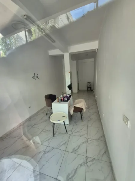 Tirane, jepet me qera zyre Kati 0, 28 m² 500 € (inxhinieria e ndertimit)