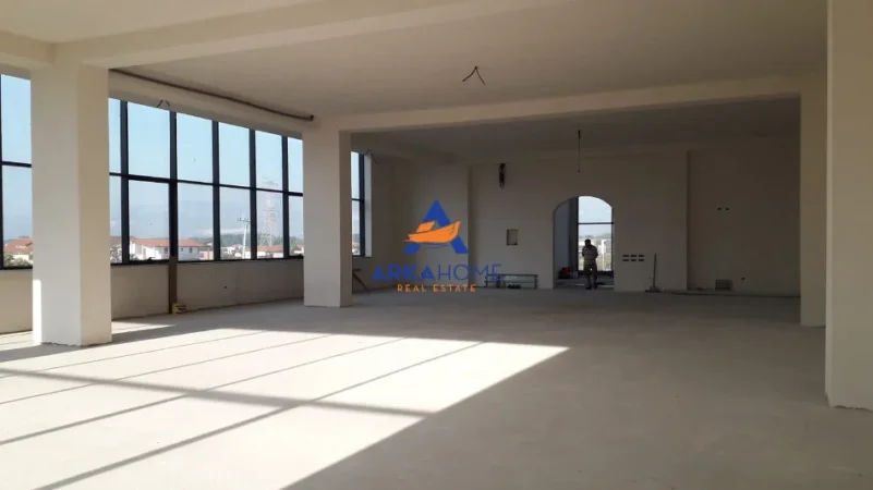 Tirane, jepet me qera ambjent biznesi , 1.300 m² 4.000 € 