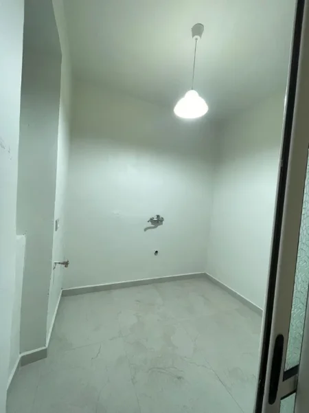 Tirane, jepet me qera ambjent biznesi Kati 1, 41 m² 600 € (Rruga e Kosovareve)