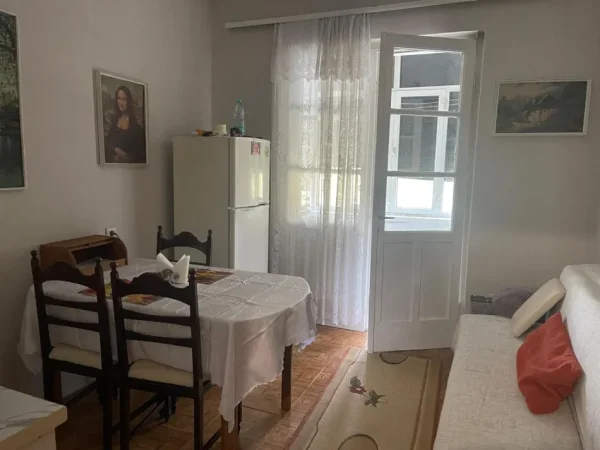 Durres, jepet me qera apartament 2+1 Kati 4, 80 m² 450 € (Tek Ish Restorant Durresi Rruga Ferit Xhajko)